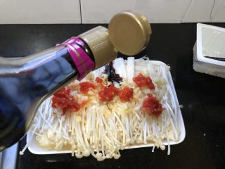 10、金针菇炖豆腐,淋上生抽。