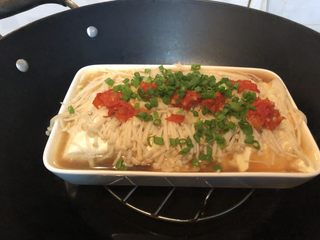 12、金针菇炖豆腐,起锅，撒上葱花。