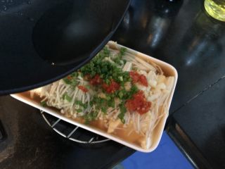 13、金针菇炖豆腐,将剩下的一半油烧热后浇在葱花上。