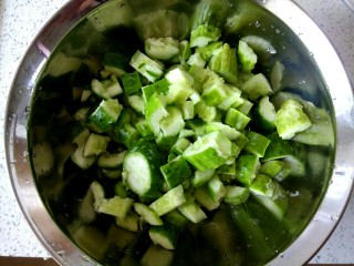 3、花生米拌黄瓜,把切好的黄瓜放入盆中