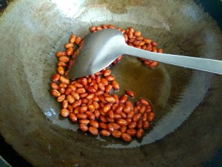 7、花生米拌黄瓜,翻炒至红衣爆开