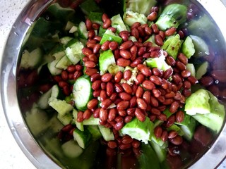 8、花生米拌黄瓜,把花生米放入盆中