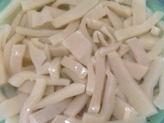 1、魔芋啤酒鸭,魔芋切条焯水后放冷水里备用