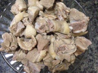 2、魔芋啤酒鸭,鸭肉焯水备用