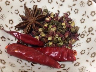 3、魔芋啤酒鸭,准备八角、花椒、干辣椒