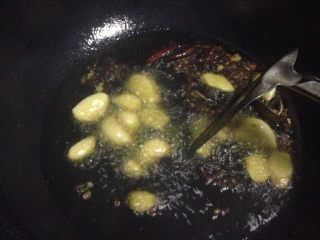 7、魔芋啤酒鸭,锅里油烧烫放八角？花椒、干辣椒、姜、蒜一起爆香