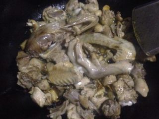 8、魔芋啤酒鸭,接着倒入鸭肉