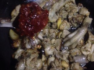 9、魔芋啤酒鸭,炒干水分加入一勺豆瓣酱翻炒均匀