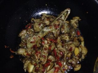 11、魔芋啤酒鸭,接着倒入泡椒翻炒一会