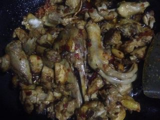 10、魔芋啤酒鸭,炒出红油