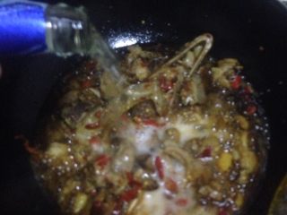 12、魔芋啤酒鸭,倒入一瓶啤酒烧开，倒入汤锅里面焖煮20分钟