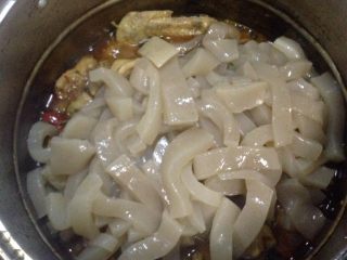 13、魔芋啤酒鸭,20分钟后倒入魔芋翻炒均匀继续盖上盖子焖到水快干