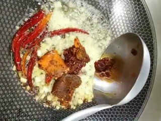 2、麻辣螺丝,起锅烧油放姜蒜，花椒，干辣椒，豆瓣酱，火锅底料炒出红油