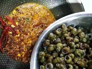 3、麻辣螺丝,放入螺丝翻炒均匀