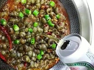 4、麻辣螺丝,加半罐啤酒，适量清水