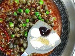 5、麻辣螺丝,加青椒段，盐，鸡精，耗油，十三香，白糖，生抽调味，收干汤汁