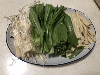 3、水煮龙利鱼,配菜:金针菇去根,油麦菜洗净去根切段,腐竹提前泡发切段。(配菜可自己喜欢随意搭配)