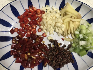 4、水煮龙利鱼,各种辅料切好备用(花椒干辣椒最好提前清洗一下稍微泡一会更出味)