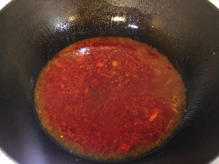 8、水煮龙利鱼,添适量水,加适量盐、加少许白糖提味