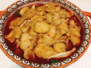 11、水煮龙利鱼,待肉色变白,将鱼片捞出平铺到配菜上