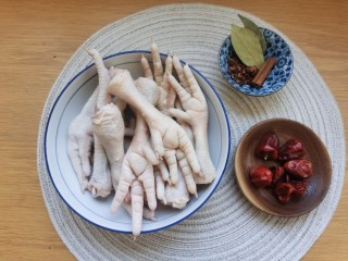 1、香辣卤鸡爪,准备所需食材。