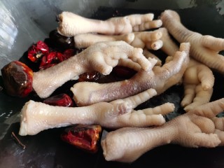 7、香辣卤鸡爪,加入鸡爪翻炒。