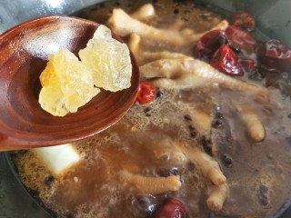 14、香辣卤鸡爪,加入冰糖。大火煮开后小火加盖慢炖大约30—40分钟。