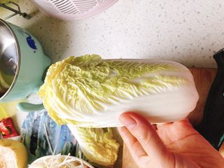 1、剁椒娃娃菜,买来一颗娃娃菜。