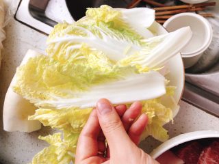 2、剁椒娃娃菜,将每片叶子掰下来,大片的叶子可用刀对半切开。