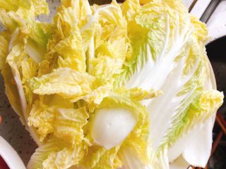 3、剁椒娃娃菜,全部放到水里洗干净。