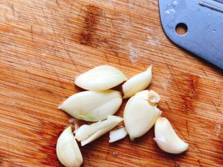 4、剁椒娃娃菜,3颗蒜头用刀面压碎,并剥掉皮。