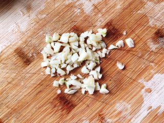 5、剁椒娃娃菜,切成蒜末。