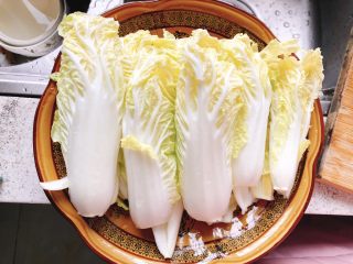 6、剁椒娃娃菜,将娃娃菜整齐的摆在盘子上。