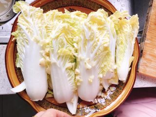 7、剁椒娃娃菜,铺上蒜末。