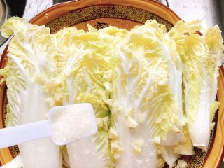 8、剁椒娃娃菜,均匀撒上1勺糖。