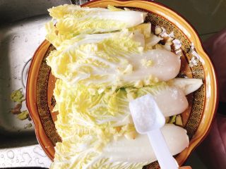 9、剁椒娃娃菜,均匀撒上半勺盐。(因为我的剁椒酱会咸,所以盐少放)