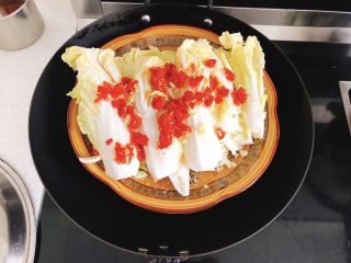 11、剁椒娃娃菜,放到锅中蒸架上。