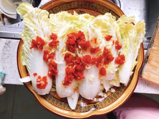 10、剁椒娃娃菜,铺上5勺剁椒酱,并淋上适量芝麻油。