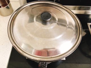 12、剁椒娃娃菜,盖上锅盖,大火蒸3~5分钟。