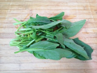 1、菠菜蛋卷,菠菜洗干净控一下水分。