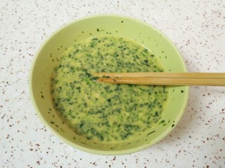8、菠菜蛋卷,搅拌均匀静置几分钟。