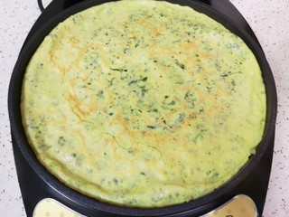 11、菠菜蛋卷,等到菠菜蛋液凝固以后翻面，将另一面继续煎一分钟左右就可以出锅了，蛋饼比较薄，很容易熟的。