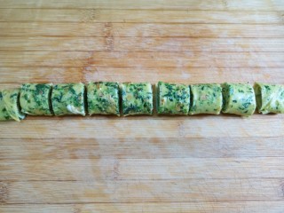 14、菠菜蛋卷,切成小份，菠菜蛋卷完成了。