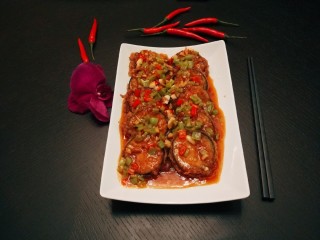 1、鱼香茄盒,先来一张成品图。