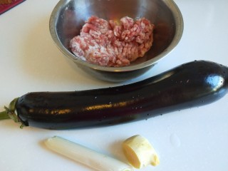 2、鱼香茄盒,猪肉馅适量准备好,茄子一根洗干净,葱姜切末。