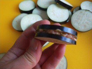 7、鱼香茄盒,加入茄夹里。