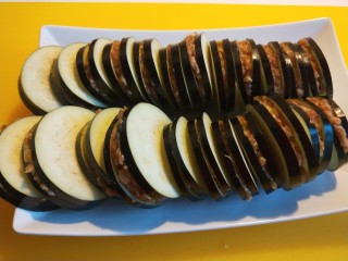 8、鱼香茄盒,全部加好准备炸料糊。