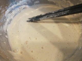 9、鱼香茄盒,加入适量面粉,半袋海鲜炸料粉,调成糊状。