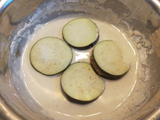 10、鱼香茄盒,放入四个茄子片。