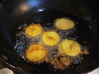 12、鱼香茄盒,下油锅炸制金黄捞出来。